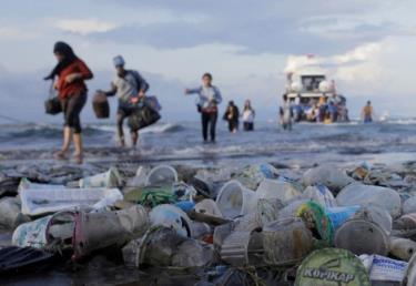 Lượng rác thải nhựa đủ để phủ kín gấp bốn lần diện tích bề mặt Trái đất, trong đó 13 triệu tấn rác nhựa thải ra đại dương. Ảnh minh hoạ. Nguồn: Internet